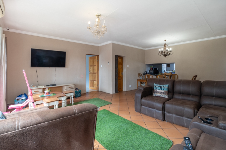 4 Bedroom Property for Sale in Meerhof North West